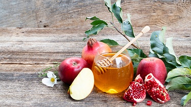 Symbole für Rosch haSchanah: Granatapfel, Honig und Apfel | Bild: colourbox.com