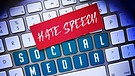 Hate speech und Judenhass - Symbolbild (Computertastatur mit Aufschrift und Zettel)  | Bild: picture alliance_CHROMORANGE_Christian Ohde