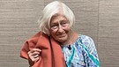 Scho'áh-Überlebende Irene Butter mit einer Decke, einem 90 Jahre alten Erinnerungsstück  | Bild: Isabell Karras, ARD Washington