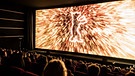 Auf der Berlinale - Symbolbild (Vollbesetzter Kinosaal, Berlinale-Bär auf der Leinwand) | Bild: Daniel Seiffert Berlinale2018