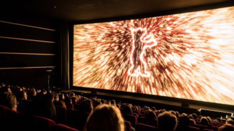 Auf der Berlinale - Symbolbild (Vollbesetzter Kinosaal, Berlinale-Bär auf der Leinwand) | Bild: Daniel Seiffert Berlinale2018