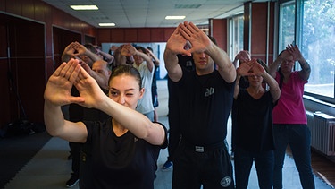 Beim Krav Maga-Selbstverteidigungskurs: Teilnehmende testen ihr dominantes Auge | Bild: picture-alliance/dpa/Gregor Fischer