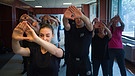 Beim Krav Maga-Selbstverteidigungskurs: Teilnehmende testen ihr dominantes Auge | Bild: picture-alliance/dpa/Gregor Fischer