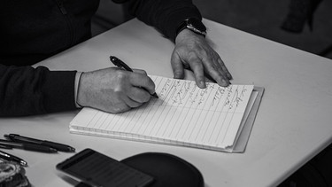 Eine Hand die mit einem Stift einen Brief schreibt | Bild: Dion Holder