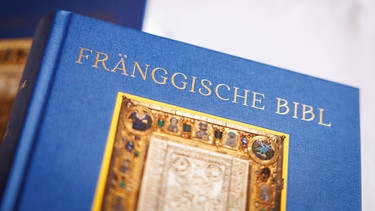 Buchumschlag Fränkische Bibel | Bild: @ dpa/Daniel Karmann