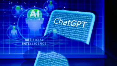 February 3, 2023, Asuncion, Paraguay: The name ''ChatGPT'' and binary code digits displayed on a smartphone backdropped by visual representation of artificial intelligence, brain and figures. ChatGPT is a chatbot developed by OpenAI, an artificial intelligence (AI) research and deployment company. | Bild: picture alliance / ZUMAPRESS.com | Andre M. Chang