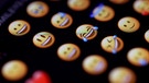 Verschiedene Emojis auf einem Smartphone Display | Bild: picture alliance / Rene Traut Fotografie | Rene Traut