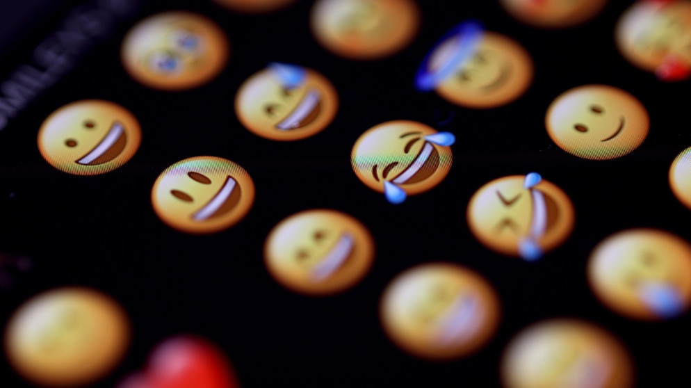 Verschiedene Emojis auf einem Smartphone Display | Bild: picture alliance / Rene Traut Fotografie | Rene Traut