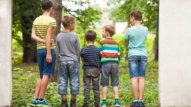 Fünf Kinder im Wald  | Bild: Colourbox