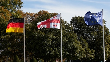 Flagge Deutschland, Flagge Georgien, Flagge EU | Bild: picture alliance/Caro/Ruffer