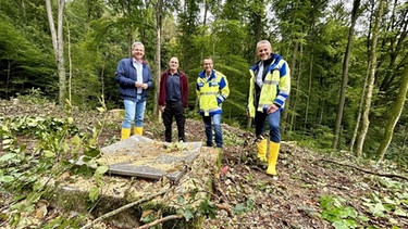 Ortstermin: Bürgermeister, Stadtförster und Vertreter der Stadtwerke am Kahlschlag an der Hansgörgl-Quelle | Bild: BR / Michael Reiner