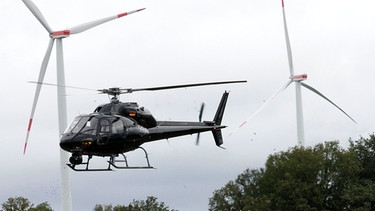 Ein Militärhubschrauber - im Hintergrund ein Windrad (Symbolbild) | Bild: picture alliance / Roth | Roth