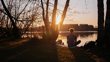 Meditation bei Sonnenuntergang | Bild: BR/Julia Müller