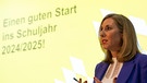 München: Die bayerische Kultusministerin Anna Stolz (Freie Wähler) spricht auf einer Pressekonferenz zum Schuljahresanfang | Bild: Foto: Lennart Preiss/dpa +++ dpa-Bildfunk +++