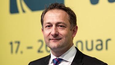 Christophe Hansen, EU-Kommissar für Landwirtschaft und Ernährung, spricht 2025 auf einer Pressekonferenz im Rahmen der Grüne Woche in Berlin | Bild: Foto: Hannes P. Albert/dpa +++ dpa-Bildfunk +++