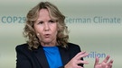 Aserbaidschan, Baku: Steffi Lemke (Bündnis 90/Die Grünen), deutsche Bundesumweltministerin, spricht am deutschen Pavillon während des COP29-Klimagipfels der Vereinten Nationen | Bild: Foto: Rafiq Maqbool/AP +++ dpa-Bildfunk +++