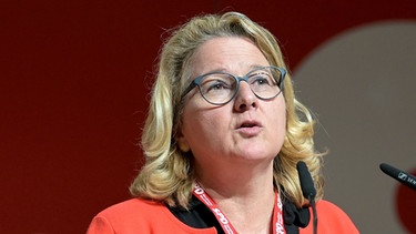 Svenja Schulze bei der Landesdelegiertenkonferenz der SPD NRW am 21.12.2024 in der Messe Essen | Bild: picture alliance/dpa/Revierfoto | Revierfoto