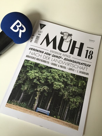 Deckblatt der bayerischen Zeitschrift MUH und BR-Mikrofon | Bild: BR/Stephan Lina