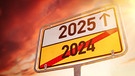 Wegweiser mit den Jahreszahlen 2024 und 2025 | Bild: picture alliance / CHROMORANGE | Michael Bihlmayer