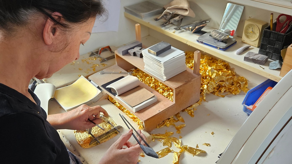 Arbeit mit Blattgold in Schwabach | Bild: BR-Petra Nacke