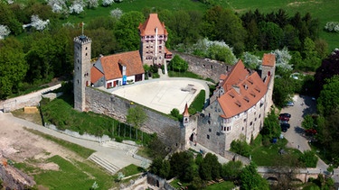 Luftbild von einem Schloss | Bild: BR