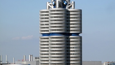 Hochhausdebatte - Mit 99,5 Meter hält sich der markante Firmensitz von BMW an die Vorgaben des Bürgerentscheids, obwohl es in seiner Bauphase noch gar keine Höhenbeschränkung gab.  Der „Vierzylinder“ gegenüber des Münchner Olympiaparks wurde zu den Olympischen Spielen 1972 errichtet. Heute steht er unter Denkmalschutz. | Bild: picture-alliance/dpa