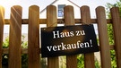 Haus mit Schild 'Zu verkaufen' | Bild: picture-alliance/dpa / Udo Herrmann