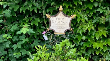 Erich Kästners Grab auf dem Bogenhausener Friedhof in München  | Bild: Gerald Huber | BR