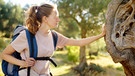 Frau mit Rucksack berührt Baum  | Bild: colourbox.com