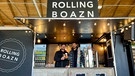 Tobi Gruber (Schwarzer Pulli) und Max Atzenbeck(ohne Cap) vor der Rolling Boazn.    | Bild: BR/Laila Heyne