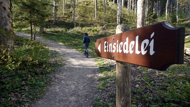 Schild mit der Beschriftung Einsiedelei | Bild: picture-alliance/dpa / Matthias Röder