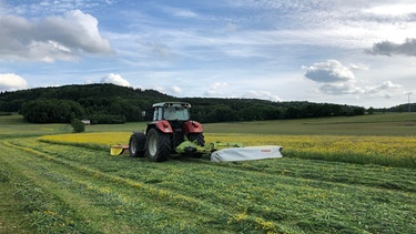 Ein Traktor auf einem Feld in Franken | Bild: picture alliance/dpa | Kathrin Zeilmann