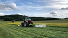 Ein Traktor auf einem Feld in Franken | Bild: picture alliance/dpa | Kathrin Zeilmann