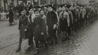 Zug von Hitlerjungen durch die Landshuter Altstadt, ca. 1936 | Bild: Bildquelle: Sammlung Hans Besl, Landshut