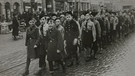 Zug von Hitlerjungen durch die Landshuter Altstadt, ca. 1936 | Bild: Bildquelle: Sammlung Hans Besl, Landshut