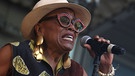 Singer Dee Dee Bridgewater attends the Charlie Parker Jazz Festival held in Marcus Garvey Park in Harlem, New York, August 2019 | Bild: picture alliance / ZUMAPRESS.com | Nancy Kaszerman