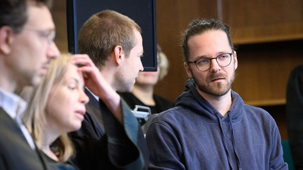 Arne Semsrott (r), Leiter des Internetportals "FragdenStaat" beim Prozess gegen ihn mit seinem Rechtsanwalt Benjamin Lück | Bild: Bernd von Jutrczenka/picture alliance/dpa