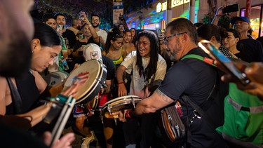 Menschen tanzen in San Juan, PR zu Bad Bunny | Bild: picture alliance / ZUMAPRESS.com | Stephanie Rojas Rodriguez