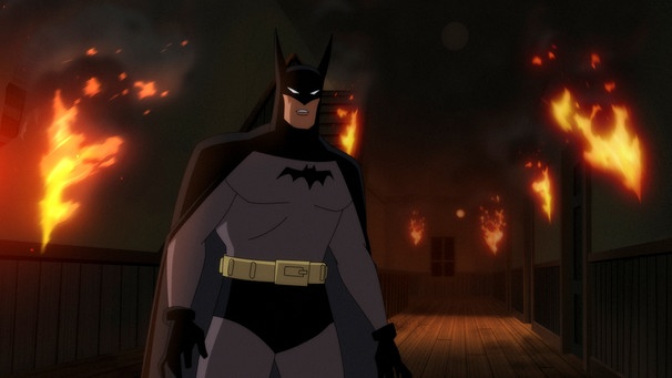 Szene aus "Batman: Caped Crusader", in der der animierte Superheld in einem Gang voller Flammen steht | Bild: Amazon Prime Video