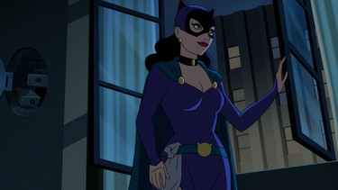 Szene aus "Batman: Caped Crusader", in der eine animierte Catwoman vor einem Fenster steht | Bild: Amazon Prime Video