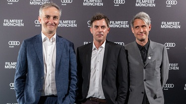 Jan Böhmermann, Timo Schierhorn und Dirk von Lowtzow auf der Premiere von "Hallo Spencer" | Bild: picture alliance/dpa | Stefan Puchner