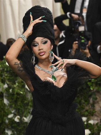 CardiB posiert mit ihren Fingernägeln.  | Bild: Picture Alliance / DPRF/STAR MAX/IPx