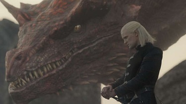 Matt Smith als Daemon Targaryen mit seinem Drachen Caraxes | Bild: Property of warner bros