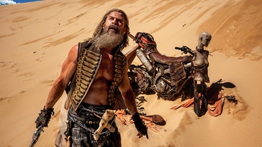 Chris Hemsworth als Warlord Dementus im neuen Mad-Max Film von George Miller | Bild: picture alliance / ASSOCIATED PRESS | Jasin Boland