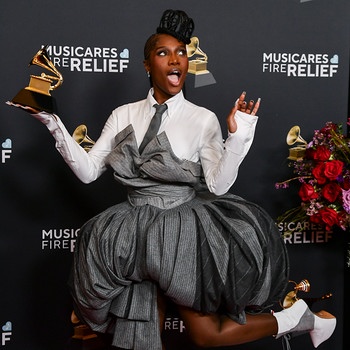 Doechii und ihr Grammy | Bild: picture alliance / Richard Shotwell/Invision/AP | Richard Shotwell