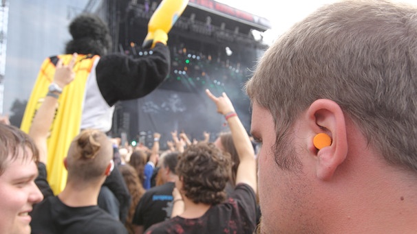 Wacken, Schleswig-Holstein, Deutschland - Besucher mit Gehoerschutz beim Wacken Open Air Festival. | Bild: picture alliance / Caro | Seeberg