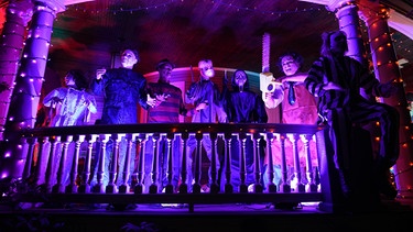 Figuren aus Horrorfilm-Klassikern als Halloween-Dekoration auf einem Balkon in Brooklyn, New York. | Bild: picture alliance / Anadolu | Lokman Vural Elibol