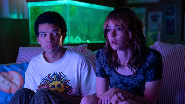 Owen (Justice Smith) und Maddy (Brigette Lundy-Paine) auf dem Sofa sitzend in einer Filmszene von „I Saw The TV Glow“ | Bild: picture alliance / ASSOCIATED PRESS | A24 via AP