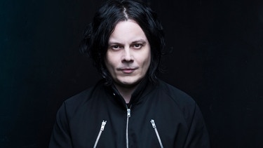 Jack White steht in schwarz gekleidet vor einer schwarzen Wand | Bild: picture-alliance/dpa