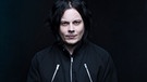 Jack White steht in schwarz gekleidet vor einer schwarzen Wand | Bild: picture-alliance/dpa